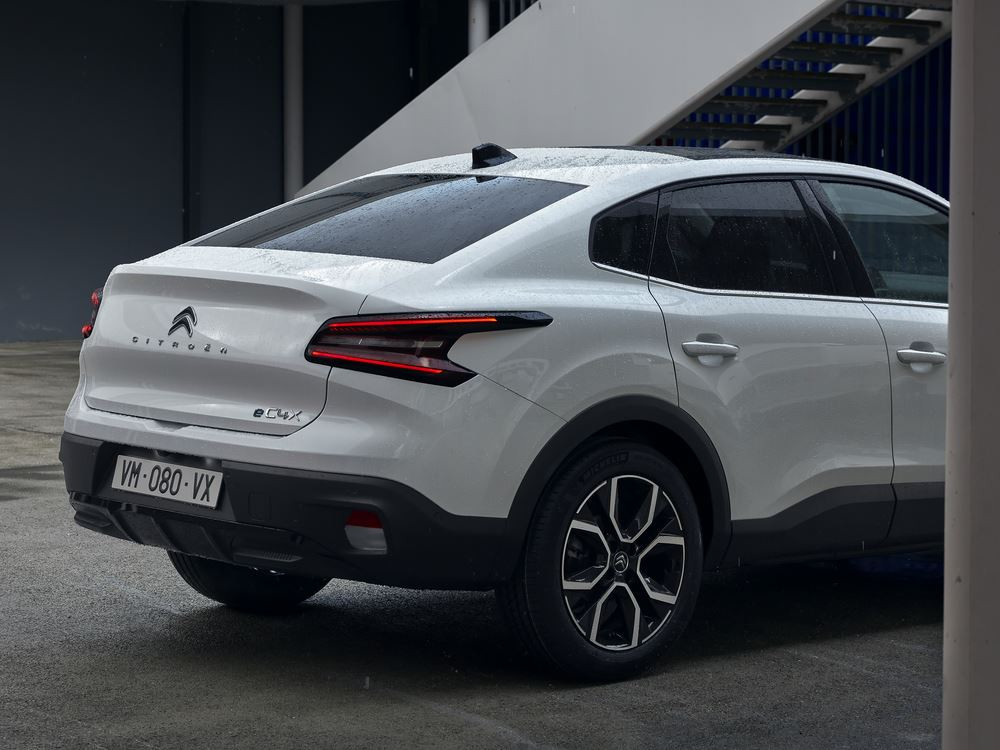 La Citroën ë-C4 X électrique offre jusqu'à 360 km d'autonomie en cycle WLTP