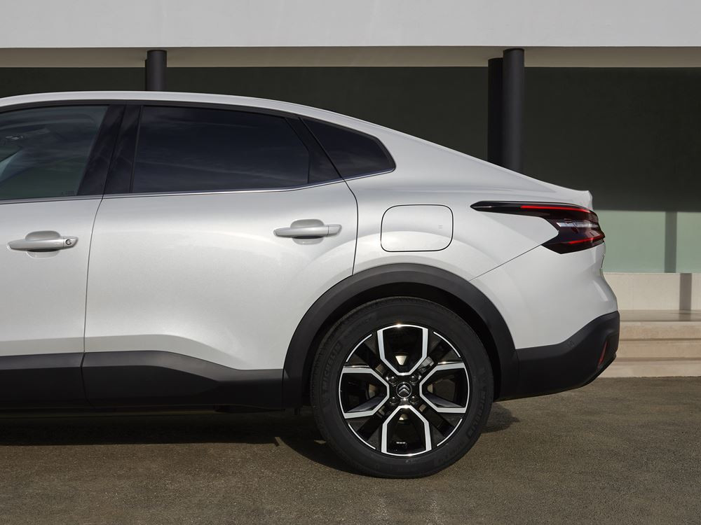 La Citroën ë-C4 X électrique offre jusqu'à 360 km d'autonomie en cycle WLTP