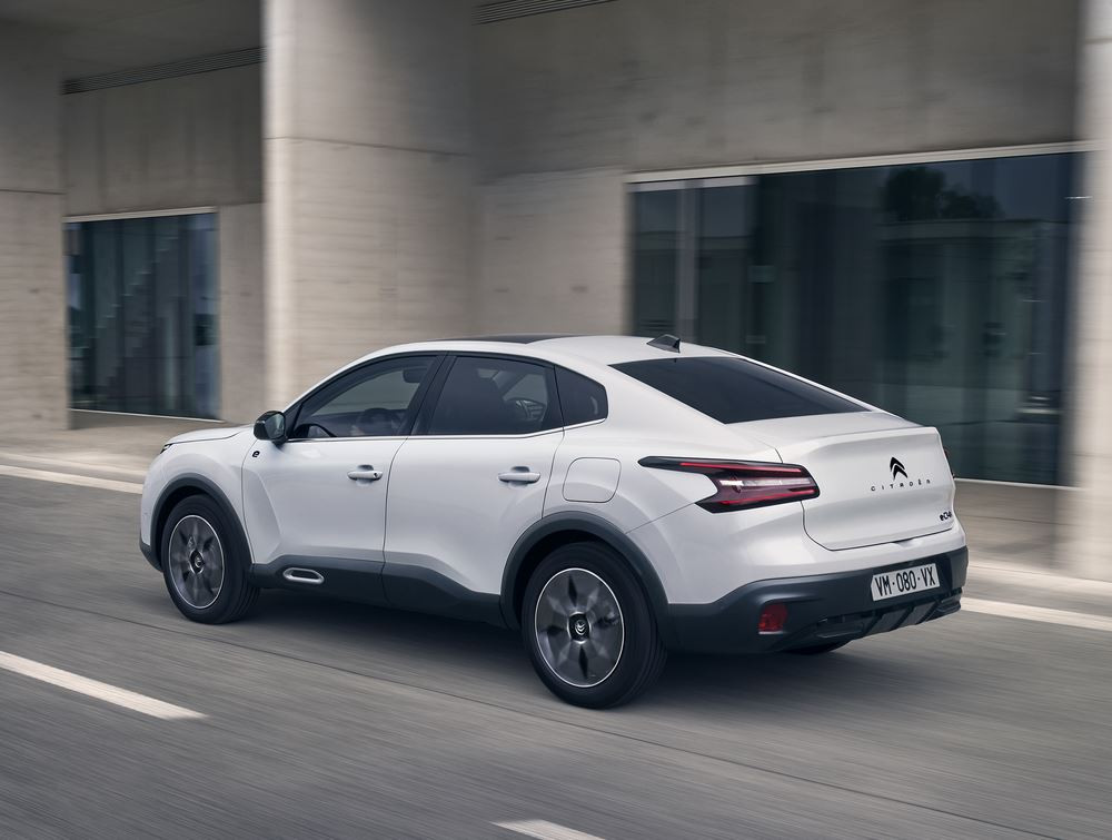 La Citroën ë-C4 X électrique offre jusqu'à 360 km d'autonomie en cycle WLTP