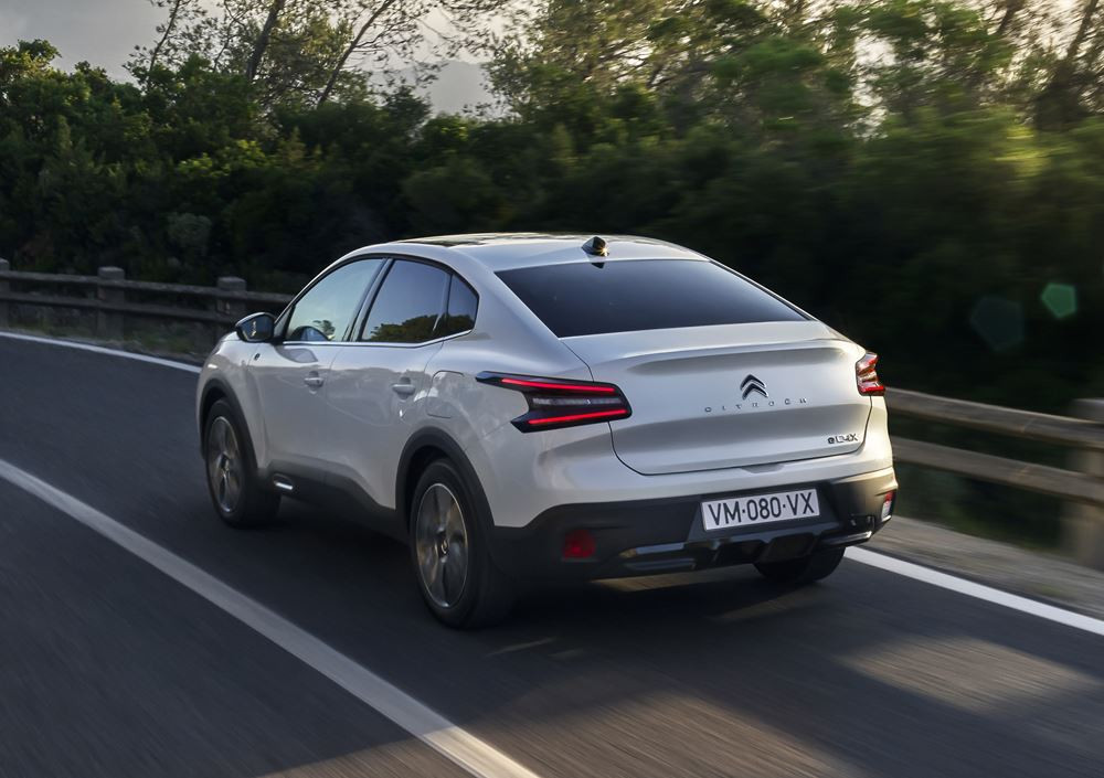 La Citroën ë-C4 X électrique offre jusqu'à 360 km d'autonomie en cycle WLTP
