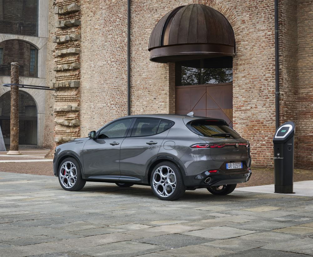 Le SUV Alfa Romeo Tonale Hybride Rechargeable Q4 fournit une puissance totale de 280 ch