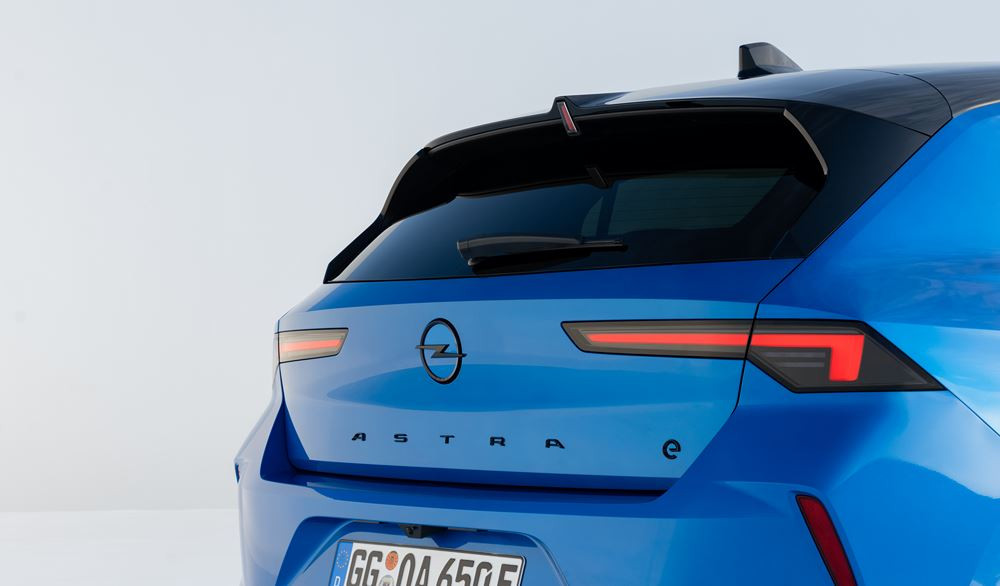 La berline compacte cinq portes Opel Astra Electric affiche une autonomie de 416 km