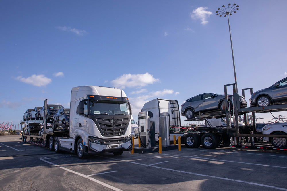 Des poids lourds électriques pour livrer les véhicules neufs aux concessionnaires