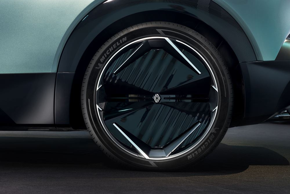 Le démo-car familial roulant Renault Emblème revendique un niveau élevé de décarbonation