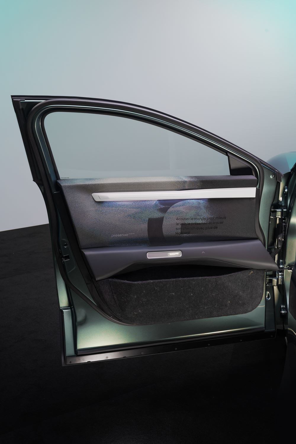 Le démo-car familial roulant Renault Emblème revendique un niveau élevé de décarbonation