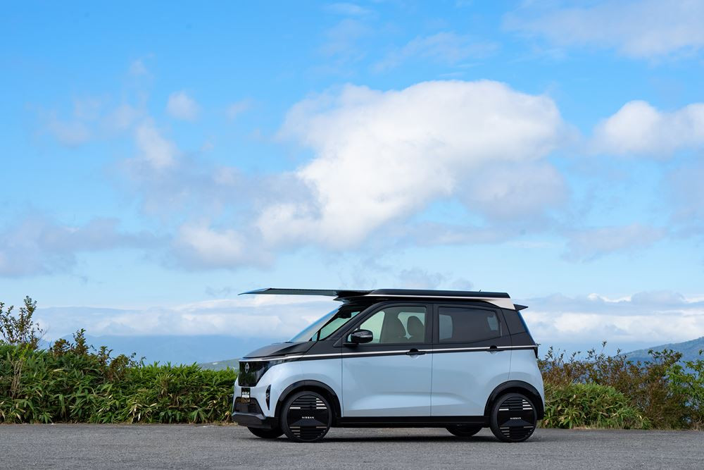 La Nissan Sakura « Ao-Solar Extender » dispose d'un système photovoltaïque extensible installé sur le toit