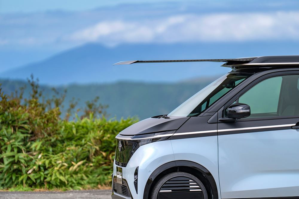 La Nissan Sakura « Ao-Solar Extender » dispose d'un système photovoltaïque extensible installé sur le toit