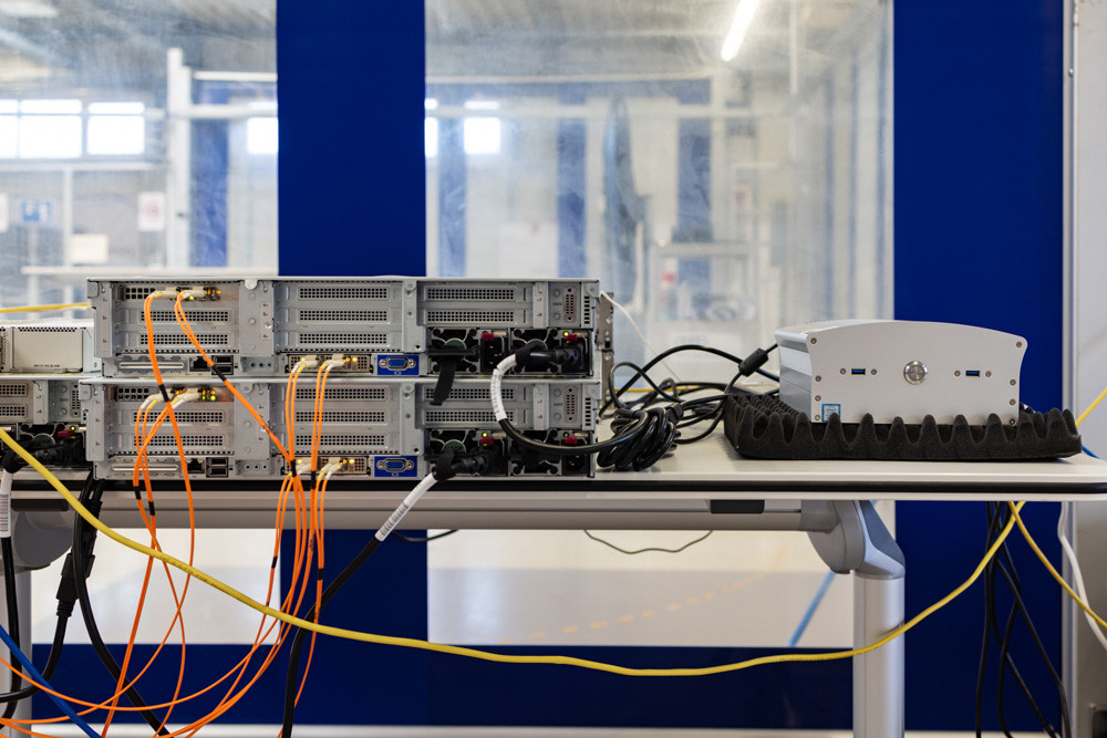 Quelques serveurs centralisés et locaux prennent en charge le travail d'innombrables PC industriels