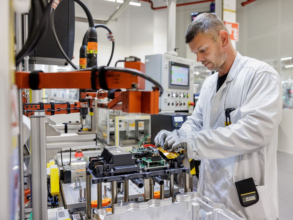 L'usine moteurs Renault de Cléon se transforme pour assurer la transition vers l'électrique