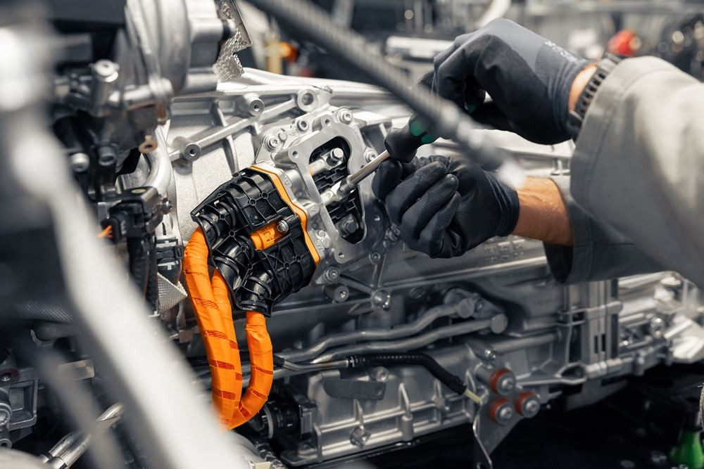 Le groupe motopropulseur hybride V8 Bentley délivre plus de 750 ch