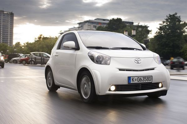 La Toyota iQ est commercialisée à partir de 12 980 €