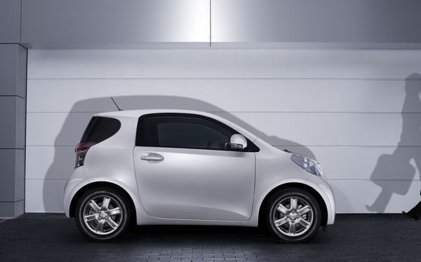 La Toyota iQ est commercialisée à partir de 12 980 €