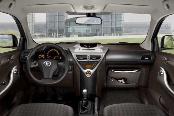 La Toyota iQ est commercialisée à partir de 12 980 €