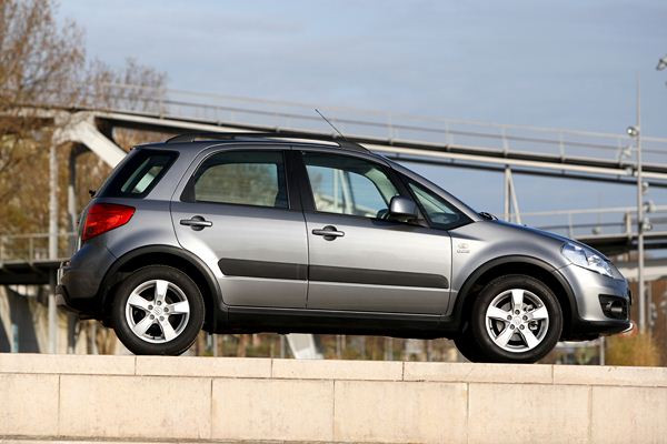 Le Suzuki SX4 s'offre un léger restyling et un nouveau moteur 2 litres DDiS