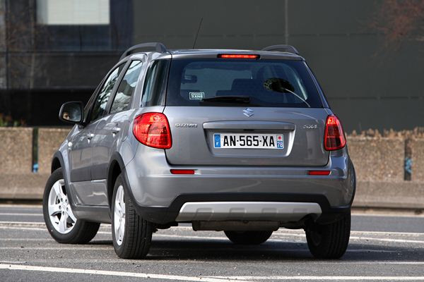 Le Suzuki SX4 s'offre un léger restyling et un nouveau moteur 2 litres DDiS