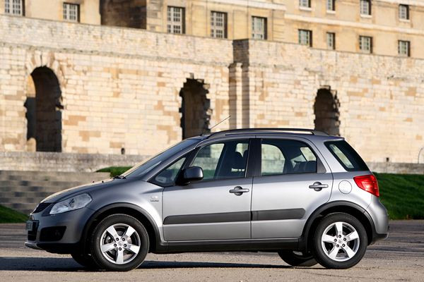 Le Suzuki SX4 s'offre un léger restyling et un nouveau moteur 2 litres DDiS