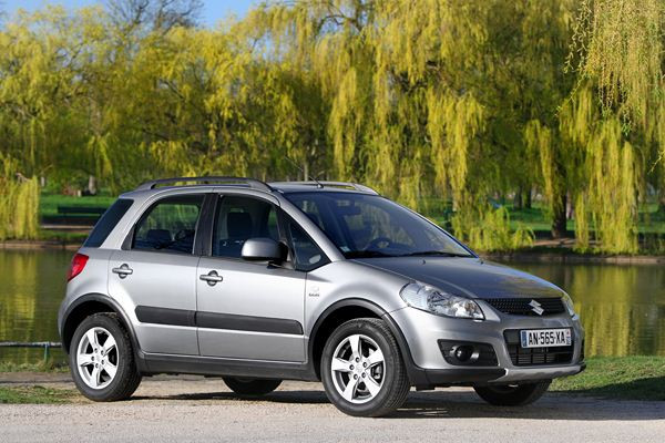 Le Suzuki SX4 s'offre un léger restyling et un nouveau moteur 2 litres DDiS
