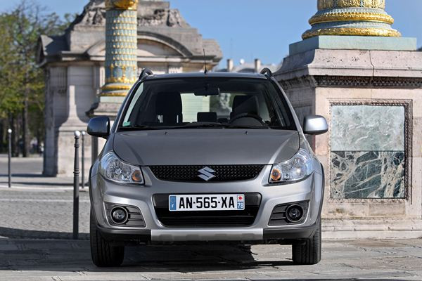 Le Suzuki SX4 s'offre un léger restyling et un nouveau moteur 2 litres DDiS