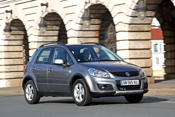 Le Suzuki SX4 s'offre un léger restyling et un nouveau moteur 2 litres DDiS