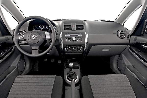 Le Suzuki SX4 s'offre un léger restyling et un nouveau moteur 2 litres DDiS
