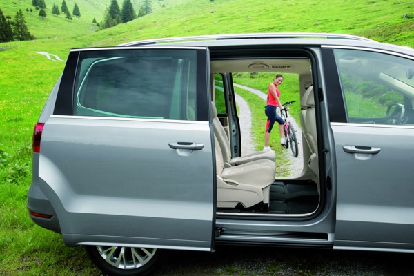 Volkswagen lance son nouveau grand monospace à portes coulissantes