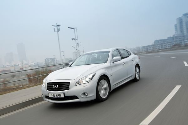 Infiniti lance la déclinaison hybride sa grande berline M