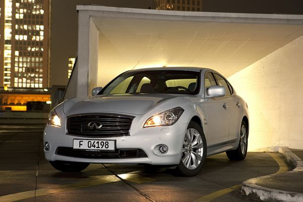 Infiniti lance la déclinaison hybride sa grande berline M