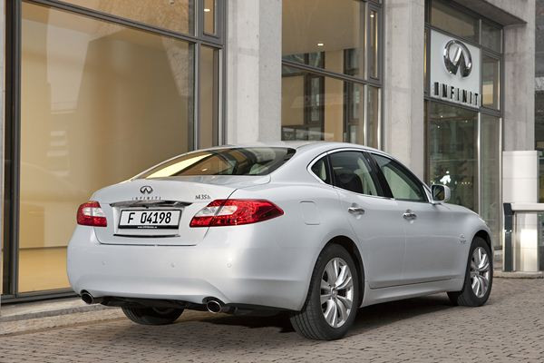 Infiniti lance la déclinaison hybride sa grande berline M