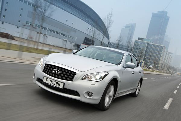 Infiniti lance la déclinaison hybride sa grande berline M