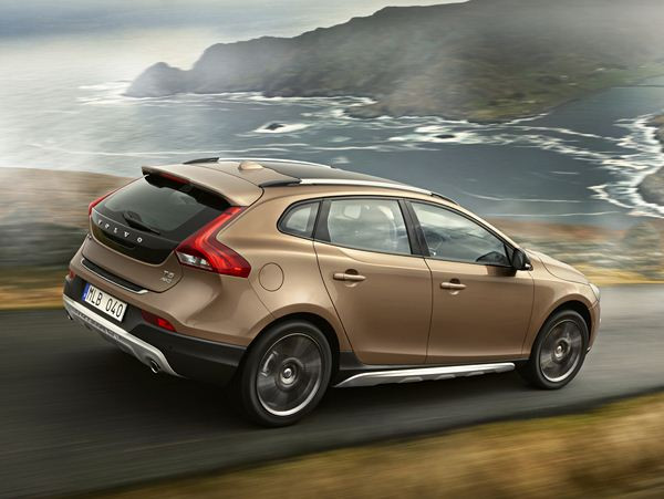Volvo lance le nouveau crossover tout-chemin V40 Cross Country