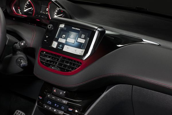 La Peugeot 208 GTi dans les roues de la mythique 205 GTi