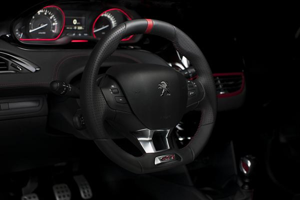 La Peugeot 208 GTi dans les roues de la mythique 205 GTi