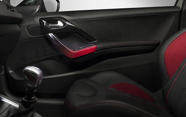 La Peugeot 208 GTi dans les roues de la mythique 205 GTi