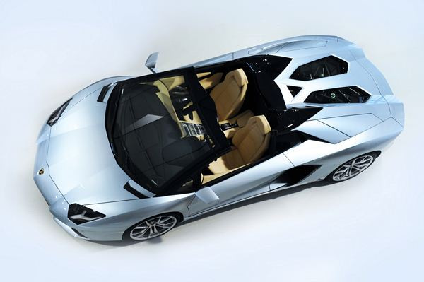 La Lamborghini Aventador LP700-4 se décline en Roadster de 700 ch