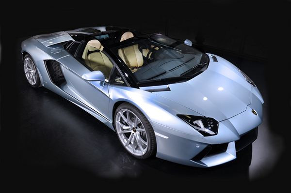La Lamborghini Aventador LP700-4 se décline en Roadster de 700 ch