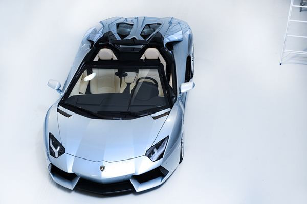 La Lamborghini Aventador LP700-4 se décline en Roadster de 700 ch