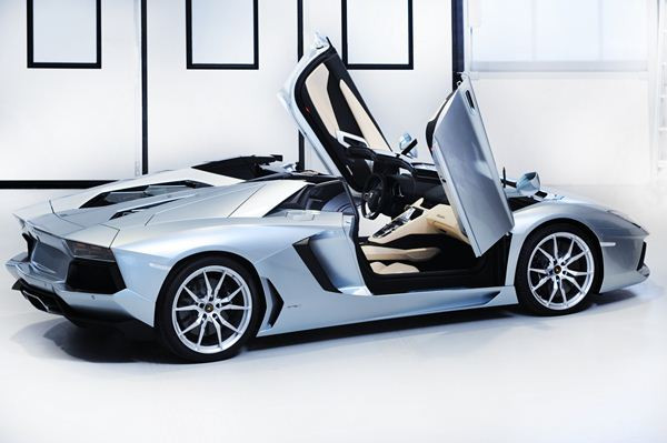 La Lamborghini Aventador LP700-4 se décline en Roadster de 700 ch