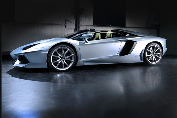 La Lamborghini Aventador LP700-4 se décline en Roadster de 700 ch