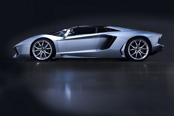 La Lamborghini Aventador LP700-4 se décline en Roadster de 700 ch