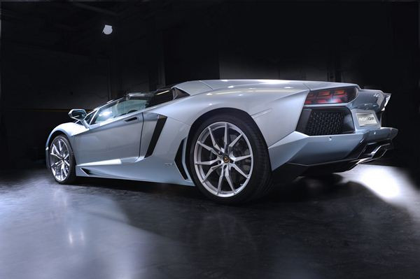 La Lamborghini Aventador LP700-4 se décline en Roadster de 700 ch