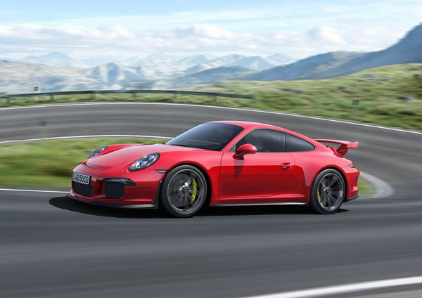 Porsche lance une nouvelle 911 GT3 de 475 ch à roues arrière directrices actives