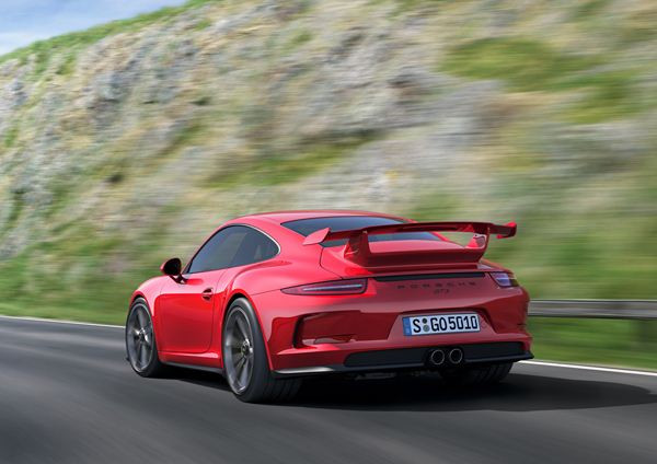 Porsche lance une nouvelle 911 GT3 de 475 ch à roues arrière directrices actives