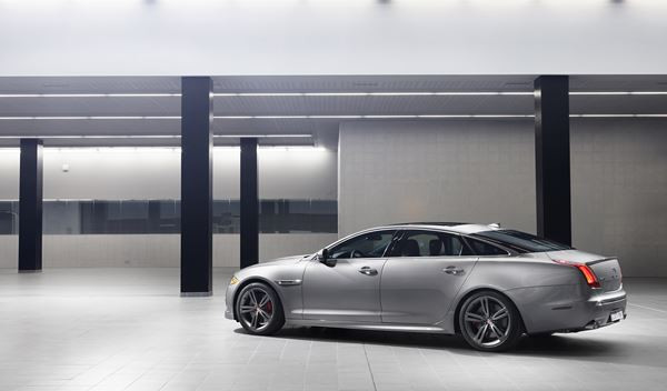 La Jaguar XJR s’offre un V8 de 5.0 litres développant 550 ch et 680 Nm de couple