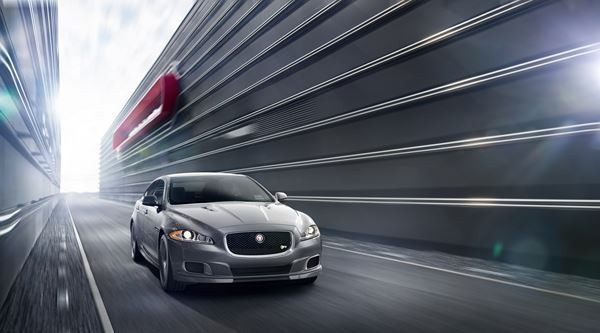 La Jaguar XJR s’offre un V8 de 5.0 litres développant 550 ch et 680 Nm de couple