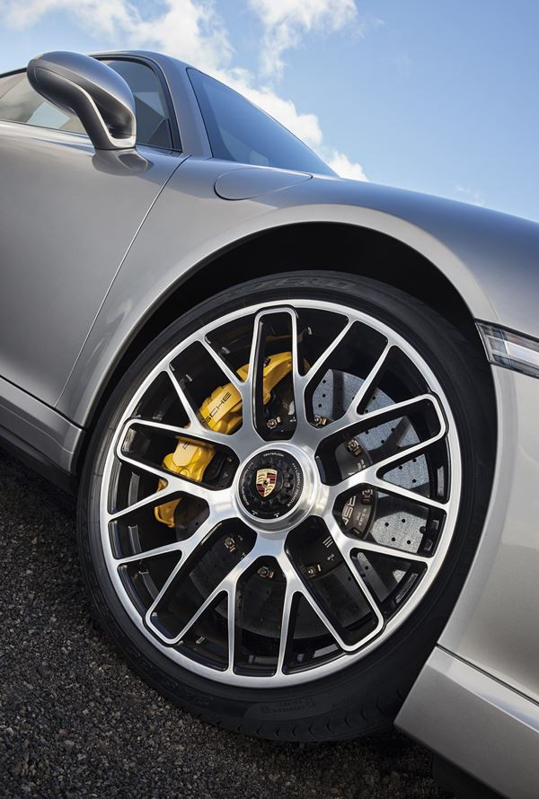 La nouvelle Porsche 911 Turbo S en approche