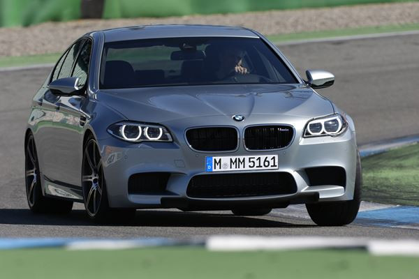 La berline hautes performances BMW M5 s'offre de nouvelles touches esthétiques