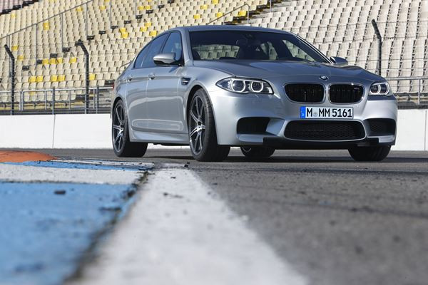 La berline hautes performances BMW M5 s'offre de nouvelles touches esthétiques