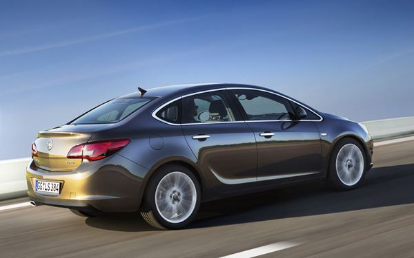L'Opel Astra se décline en mode berline quatre portes