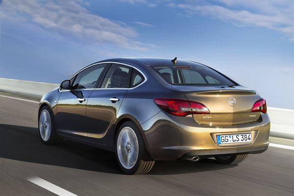 L'Opel Astra se décline en mode berline quatre portes