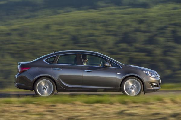 L'Opel Astra se décline en mode berline quatre portes